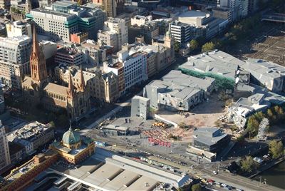 Blick auf den Federation Square in Melbourne, Australien